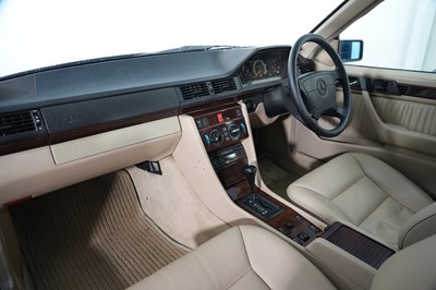 Lot 1995 Mercedes-Benz E 220 Convertible