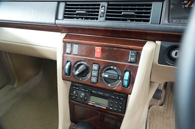 Lot 1995 Mercedes-Benz E 220 Convertible