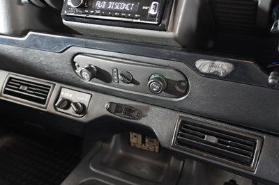 Lot 1998 Land Rover Defender