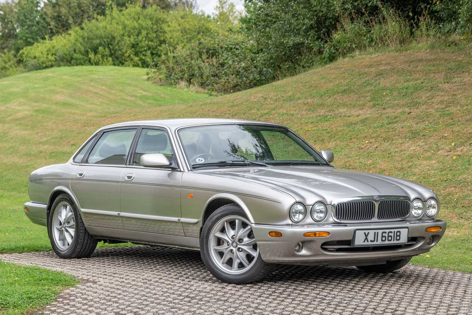 Lot 77 - 1999 Jaguar XJ8